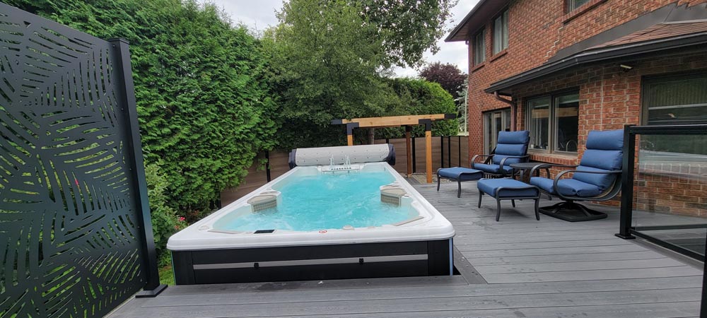 Hydropool swimspa på ett trädäck