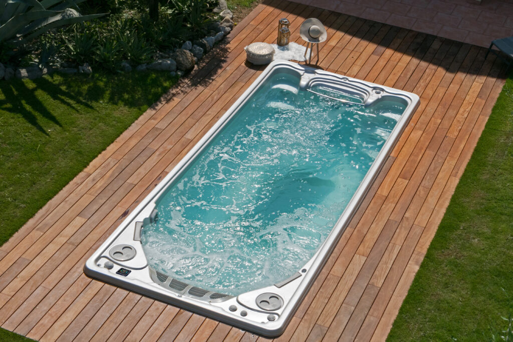 Hydropool swimspa installerad utomhus