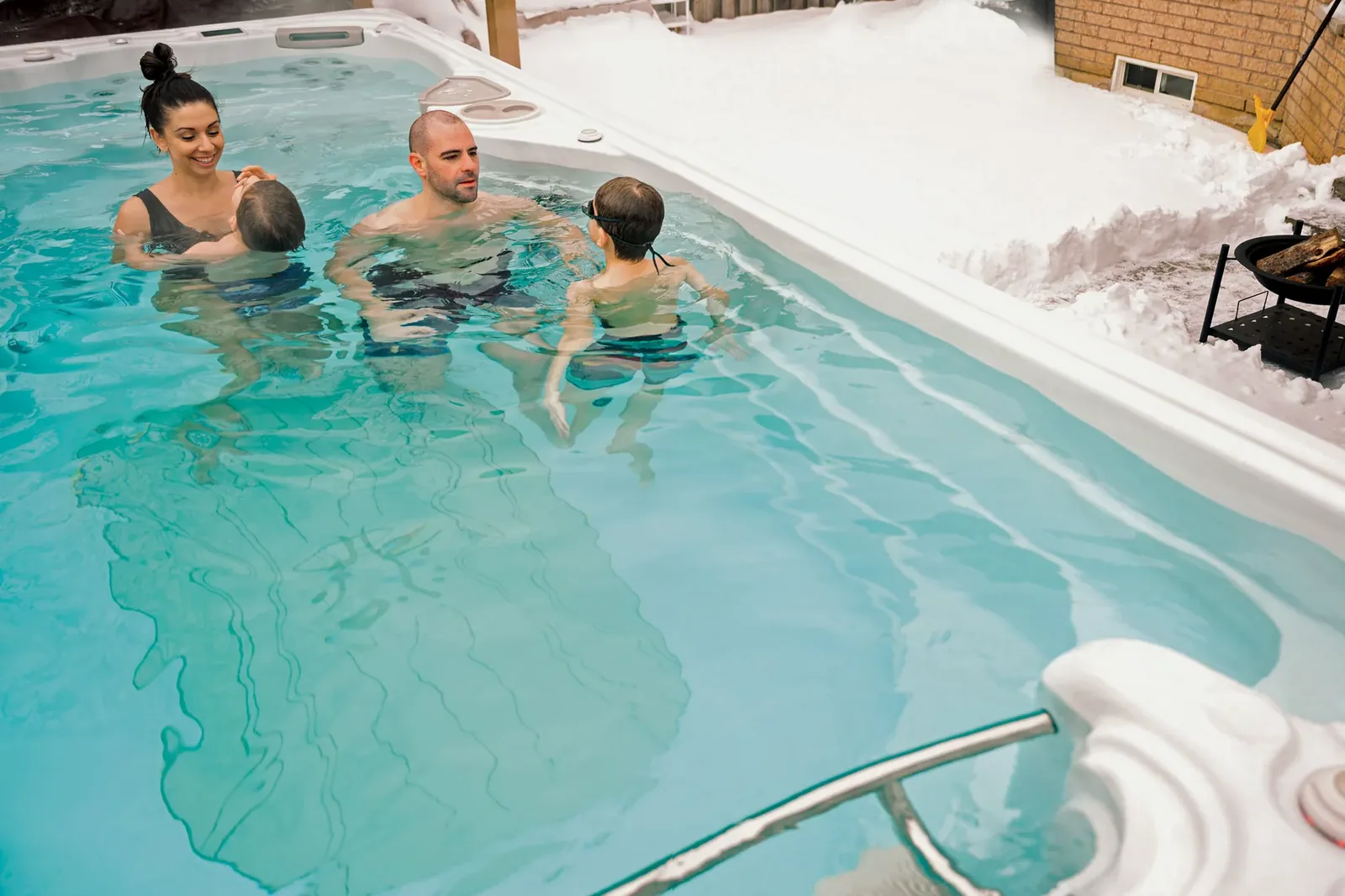 Familj som badar tillsammans i en Hydropool swimspa