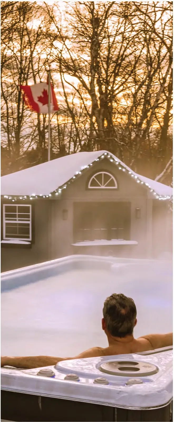 Man som badar i en Hydropool swimspa en snöig vinterdag